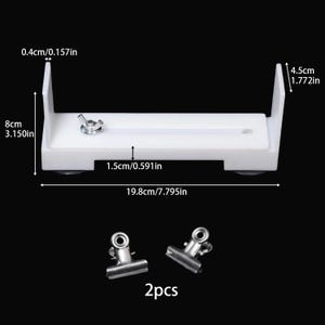 Op de afbeelding: Een verstelbare zeepsnijder van wit acryl met een metalen vleugelmoer en twee zilverkleurige metalen klemmen. De geleider is 19,8 cm lang, 8 cm hoog, 4,5 cm breed, met een dikte van 0,4 cm en een basishoogte van 1,5 cm.