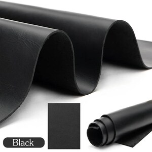 Puede incluir: Una hoja continua de cuero negro liso doblada en forma de onda, acompañada de una sección enrollada del mismo material y una muestra rectangular etiquetada con la palabra Black en un cuadro de texto gris oscuro redondeado abajo a la izquierda.