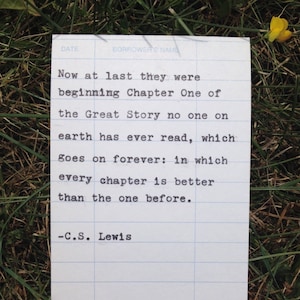 Citation de C.S. Lewis tapée à la main sur la carte de date d'échéance de la bibliothèque - enfin