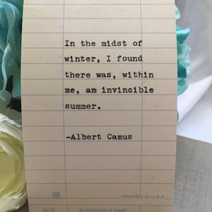 Citation d'Albert Camus - tapée à la main sur la carte de date d'échéance de la bibliothèque - au milieu