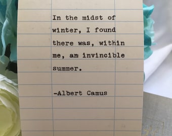 Citaat van Albert Camus - met de hand getypt op kaart met vervaldatum van de bibliotheek - in het midden