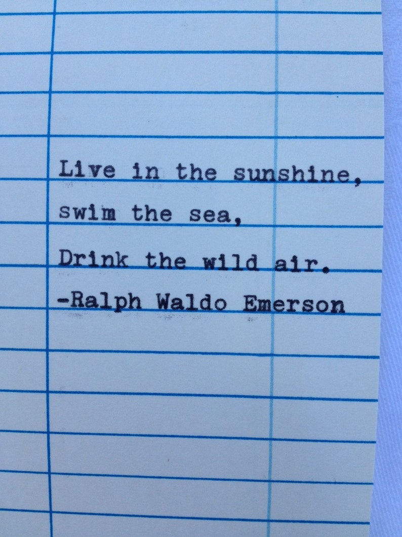 Peut inclure: Une fiche blanche avec des lignes bleues, pr&eacute;sentant une citation de Ralph Waldo Emerson. La citation se lit : "Vivez au soleil, nagez dans la mer, buvez l'air sauvage."