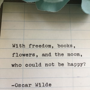 Citation d'Oscar Wilde tapée à la main sur une carte de date d'échéance de la bibliothèque - en toute liberté