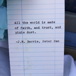 Peter Pan - Citation de J.M. Barrie tapée à la main sur la carte de date d'échéance de la bibliothèque - partout dans le monde