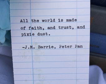 Peter Pan - Cita de J.M. Barrie - Mecanografiada a mano en una tarjeta de fecha de devolución de biblioteca - todo el mundo