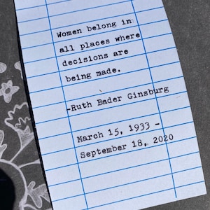 Ruth Bader Ginsburg Citation - citation dactylographiée sur la carte de date d'échéance de la bibliothèque - RBG - Notorious RBG - Les femmes appartiennent