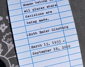 RBG-citaat getypt op vintage lenerspas: feministisch icoon