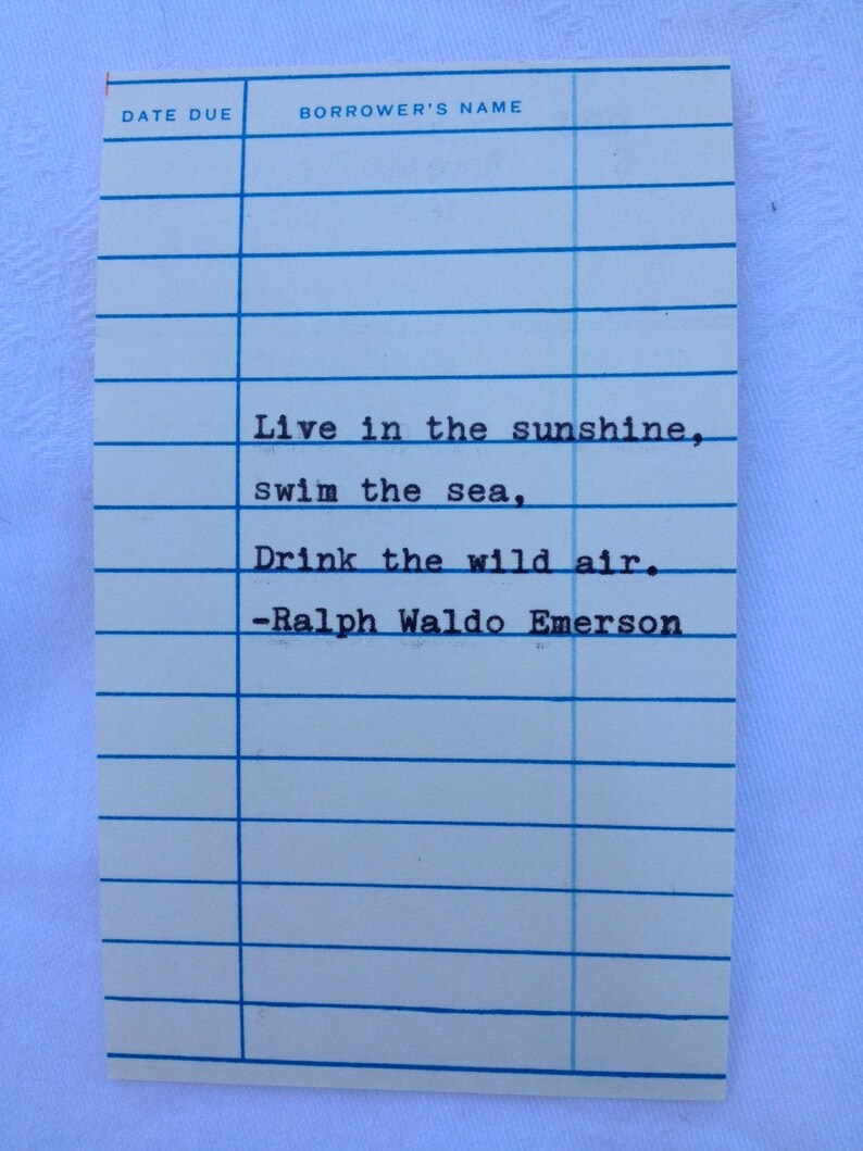 Peut inclure: Une carte de biblioth&egrave;que vintage avec des lignes bleues et du texte. La carte pr&eacute;sente la citation "Live in the sunshine, swim the sea, Drink the wild air." de Ralph Waldo Emerson. La carte comporte des espaces pour "Date Due" et "Borrower's Name".