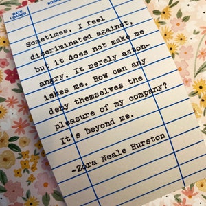 Citation de Zora Neale Hurston - tapée à la main sur la carte de date d'échéance de la bibliothèque - Parfois, je me sens