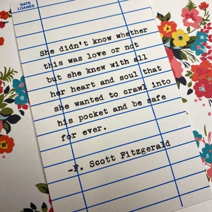 Citation de F. Scott Fitzgerald tapée à la main sur la carte de date d'échéance de la bibliothèque - elle ne savait pas