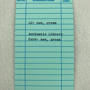 Peut inclure: Une ancienne carte de biblioth&egrave;que de couleur bleu clair avec des lignes bleues. La carte porte l'inscription "LC= new, green" et "Authentic Library Card- new, green". La carte rectangulaire comporte des espaces pour les informations.