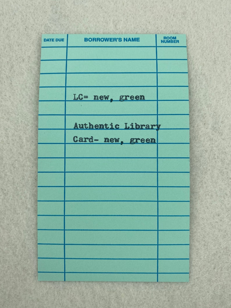 Peut inclure: Une ancienne carte de biblioth&egrave;que de couleur bleu clair avec des lignes bleues. La carte porte l'inscription "LC= new, green" et "Authentic Library Card- new, green". La carte rectangulaire comporte des espaces pour les informations.