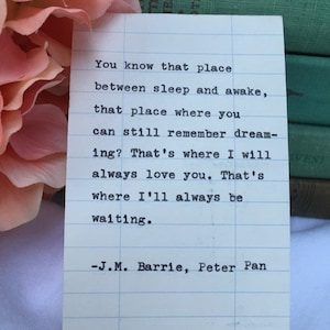 Peter Pan - Citaat van J.M. Barrie, met de hand getypt op de vervaldatumkaart van de bibliotheek - dat weet je nog wel