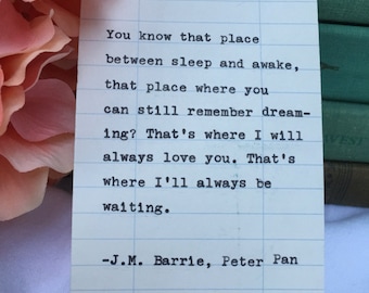 Peter Pan - Cita de J.M. Barrie escrita a mano en una tarjeta de fecha de entrega de la biblioteca. Ya conoces ese lugar.