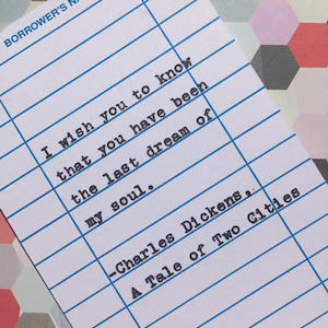 Citation de Charles Dickens tapée à la main sur la carte de date d'échéance de la bibliothèque - Je souhaite que vous sachiez