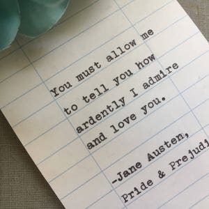 Citation de Jane Austen tapée à la main sur la carte de date d'échéance de la bibliothèque - vous devez me permettre