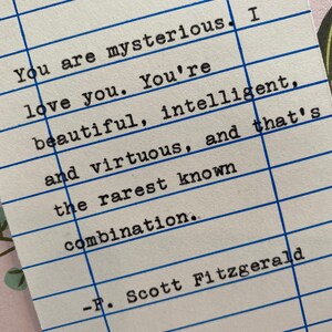 Citation de F. Scott Fitzgerald tapée à la main sur la carte de date d'échéance de la bibliothèque - Vous êtes mystérieux