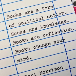 Citation de Toni Morrison - citation dactylographiée sur la carte de date d'échéance de la bibliothèque - les livres sont