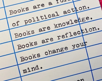Puede incluir: Una imagen en blanco y negro de una cita de Toni Morrison sobre los libros. La cita dice: "Los libros son una forma de acción política. Los libros son conocimiento. Los libros son reflexión. Los libros cambian tu mente."