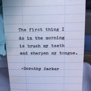 Citation de Dorothy Parker - tapé à la main sur la carte de date d'échéance de la bibliothèque - la première chose