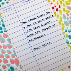 Mary Oliver Quote- Hand getypt op Library Due Date Card- Hoe kon
