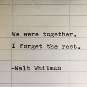 Citaat van Walt Whitman met de hand getypt op kaartje met vervaldatum van de bibliotheek: we waren samen