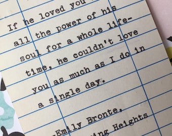 Puede incluir: Una tarjeta de biblioteca de estilo vintage con líneas horizontales azules y el texto: If he loved you with all the power of his soul for a whole lifetime, he couldn't love you as much as I do in a single day. -Emily Bronte, Wuthering Heights.