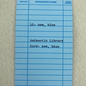 Peut inclure: Une carte de biblioth&egrave;que bleu clair avec un motif quadrill&eacute; et du texte. La carte porte les mots "DATE DUE", "BORROWER'S NAME" et "ROOM NUMBER" en haut. Le texte "LC- new, blue" et "Authentic Library Card- new, blue" est &eacute;galement visible.