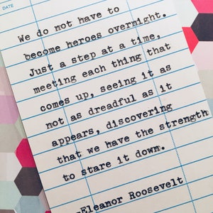 Moedcitaat van Eleanor Roosevelt, met de hand getypt op de vervaldatumkaart van de bibliotheek - dat doen we niet