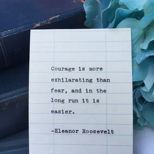 Citation d'Eleanor Roosevelt sur le courage tapée à la main sur la carte de date d'échéance de la bibliothèque - le courage est