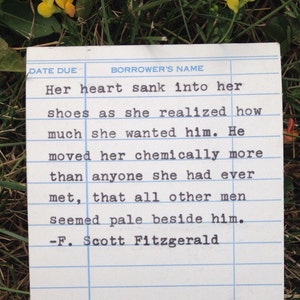Citation de F. Scott Fitzgerald tapée à la main sur la carte de date d'échéance de la bibliothèque - Son cœur se serra