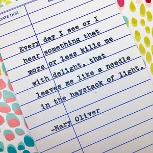 Mary Oliver Zitat- Hand typed on Library Due Date Karte - Jeden Tag