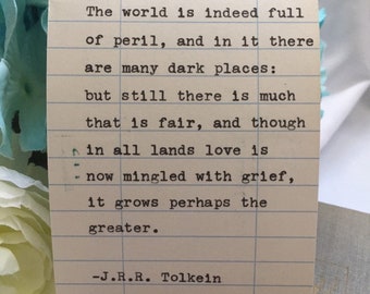 J.R.R. Citation de Tolkien - machine à écrire vintage tapée à la main sur la carte de date d'échéance de la bibliothèque - le monde est