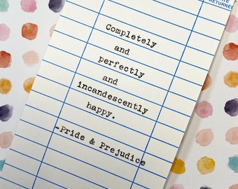 Puede incluir: Una tarjeta de biblioteca blanca con líneas azules y el texto "Completely and perfectly and incandescently happy." La tarjeta, de "Pride & Prejudice", está sobre un fondo de lunares coloridos.