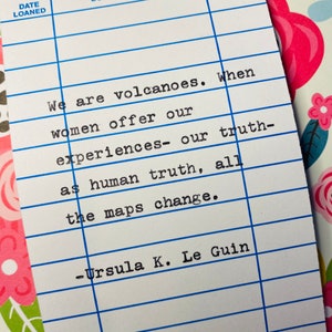 Citation d'Ursula Le Guin - Citation sur l'autonomisation des femmes - tapée à la main sur la carte de date d'échéance de la bibliothèque - Nous sommes