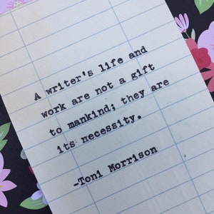 Citation de Toni Morrison - citation dactylographiée sur la carte de date d'échéance de la bibliothèque - un écrivain