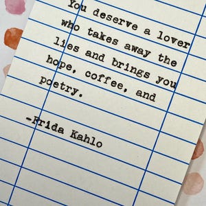 Citation de Frida Kahlo tapée à la main sur la carte de date d'échéance de la bibliothèque - prenez un amant