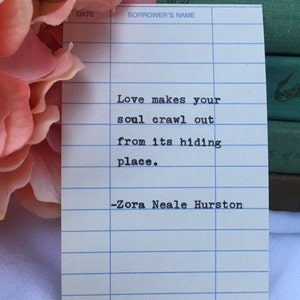 Citation de Zora Neale Hurston - tapée à la main sur la carte de date d'échéance de la bibliothèque - l'amour fait