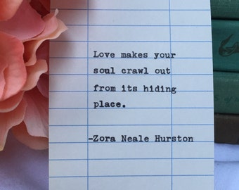Citaat van Zora Neale Hurston - met de hand getypt op vervaldatumkaart - liefde maakt