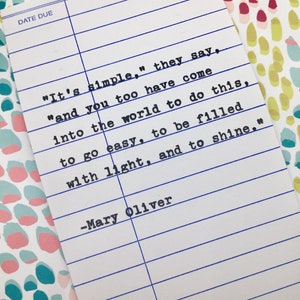 Citaat van Mary Oliver - met de hand getypt op kaart met vervaldatum van de bibliotheek - heel eenvoudig