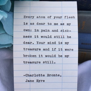 Cita de Jane Eyre de Charlotte Brontë escrita a mano en una tarjeta con fecha de entrega de la biblioteca: cada átomo de