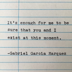Citation de Gabriel Garcia Marquez tapée à la main sur la carte de date d'échéance de la bibliothèque - c'est assez