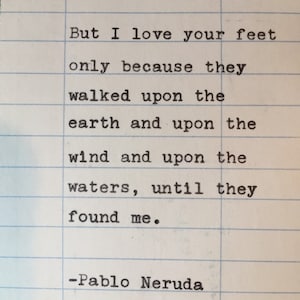 Citaat van Pablo Neruda met de hand getypt op kaartje met vervaldatum van de bibliotheek - maar ik hou ervan