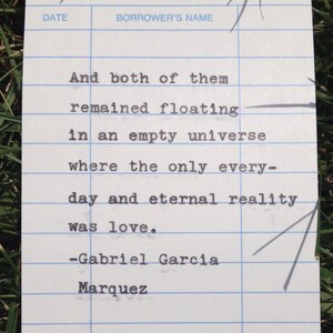 Citation de Gabriel Garcia Marquez tapée à la main sur la carte de date d'échéance de la bibliothèque - et les deux