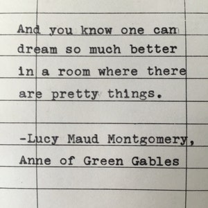 Citation de Lucy Maud Montgomery de "Anne of Green Gables" tapée à la main sur la carte de date d'échéance de la bibliothèque - et vous savez