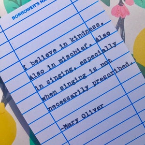 Citaat van Mary Oliver - met de hand getypt op kaart met vervaldatum van de bibliotheek - ik geloof in