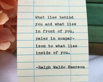 Ralph Waldo Emerson Handgetypt citaat op bibliotheekkaart - wat liegt