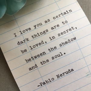 Citaat van Pablo Neruda, met de hand getypt op de vervaldatumkaart van de bibliotheek: ik hou zo veel van je!
