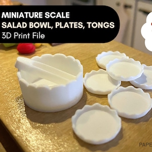 Könnte beinhalten: Eine Miniatur-Salatschüssel in Weiß mit Zangen und mehreren kleinen Tellern. Der Text auf dem Bild lautet "MINIATURE SCALE SALAD BOWL, PLATES, TONGS 3D Print File" und "Instant download (STL file)".