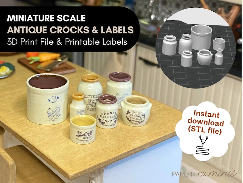 K&ouml;nnte beinhalten: Miniatur-Antik-Kr&uuml;ge und Etiketten, 3D-Druckdatei und bedruckbare Etiketten. Das Bild zeigt eine Sammlung kleiner, cremefarbener Keramikkr&uuml;ge mit braunen und violetten Akzenten. Einige Kr&uuml;ge haben Etiketten mit Text. Der Text im Bild lautet "MINIATURE SCALE ANTIQUE CROCKS & LABELS".